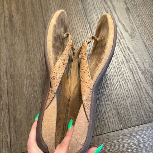 Cork Vionic flip flops - Picture 4 of 5